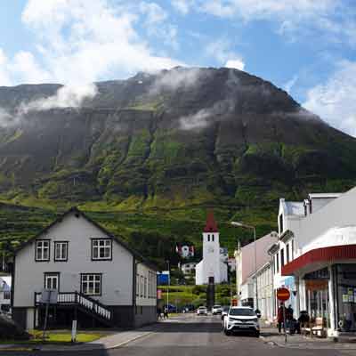 Kirche unterhalb der Berge in Siglufjörður